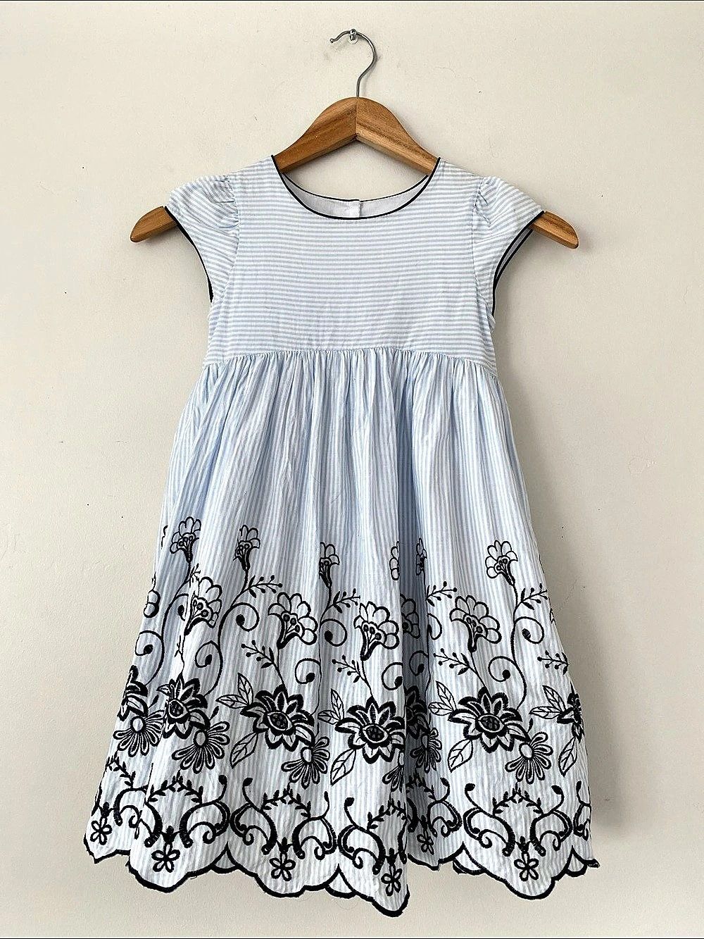 Laura Ashley Floral Embroidered Blue & White Pinstripe Circle Dress Sz 6 Preppy